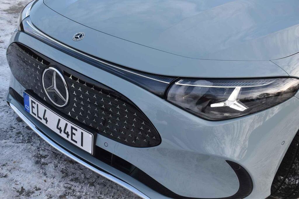 Na přídi je hodně hvězdiček.