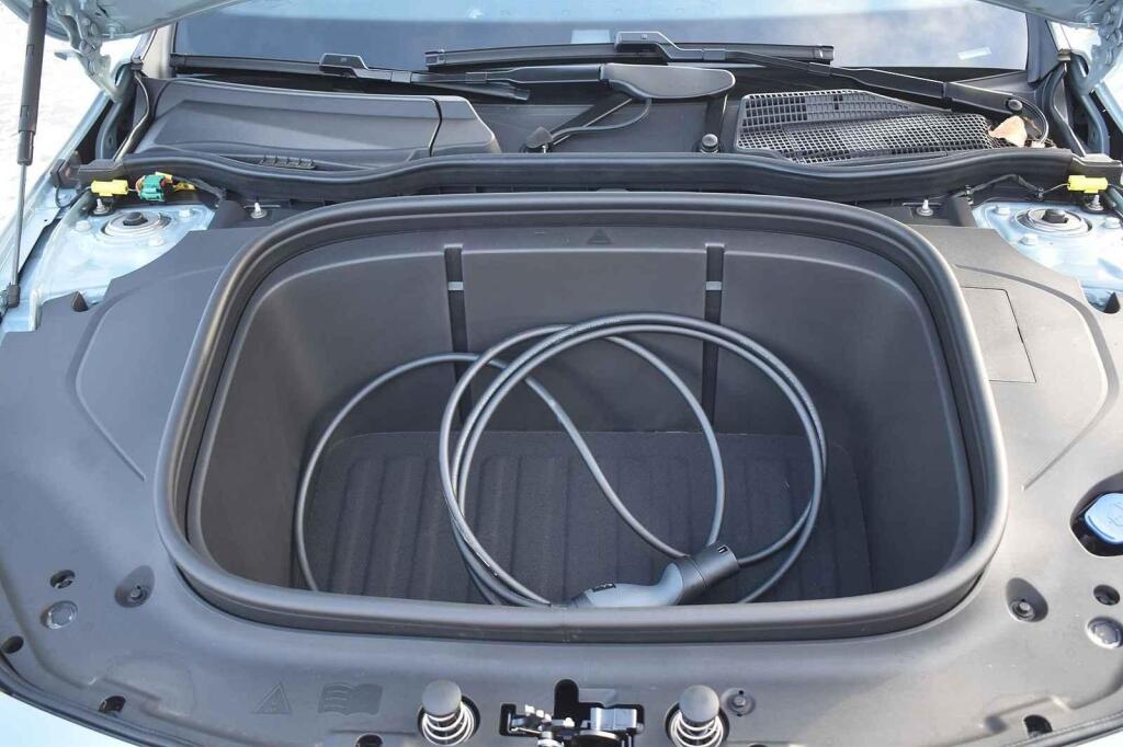 Obří kufr vpředu.