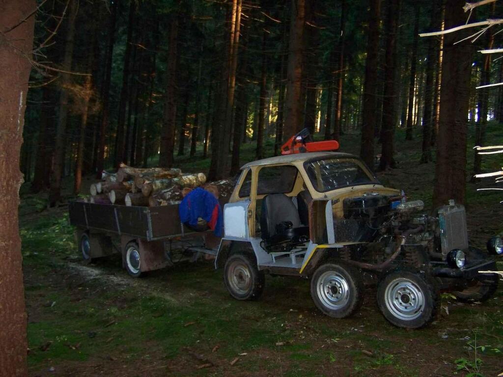 Šestikolka je složena ze tří aut, Trabantu, Škodovky a rumunského automobilu ARO.