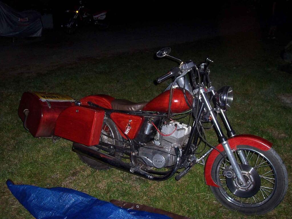 Unikátní je i Jawa 350. Část z ní je ze dřeva