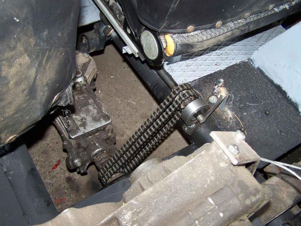 Šestikolka je složena ze tří aut, Trabantu, Škodovky a rumunského automobilu ARO.