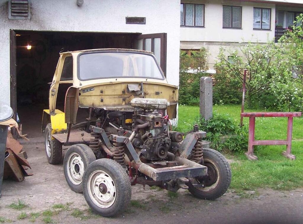 Šestikolka je složena ze tří aut, Trabantu, Škodovky a rumunského automobilu ARO.