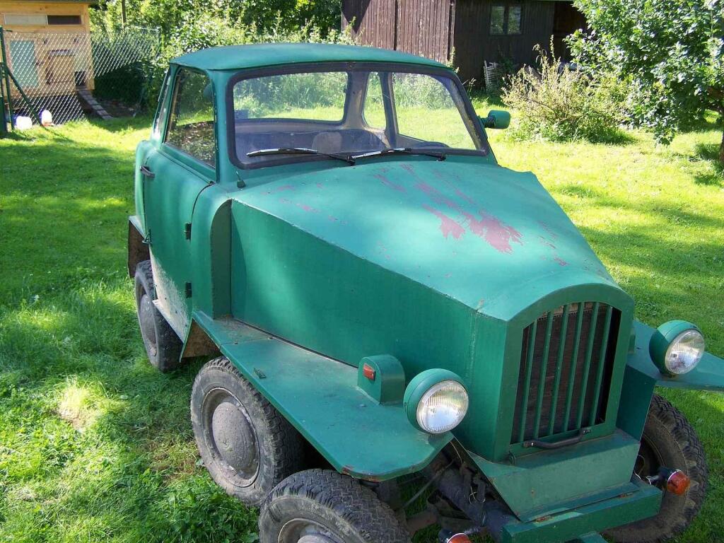 Šestikolka je složena ze tří aut, Trabantu, Škodovky a rumunského automobilu ARO.