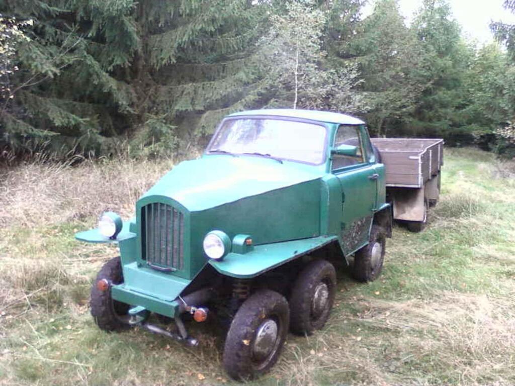 Šestikolka je složena ze tří aut, Trabantu, Škodovky a rumunského automobilu ARO.