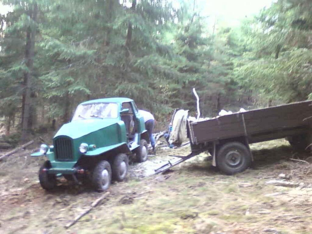 Šestikolka je složena ze tří aut, Trabantu, Škodovky a rumunského automobilu ARO.