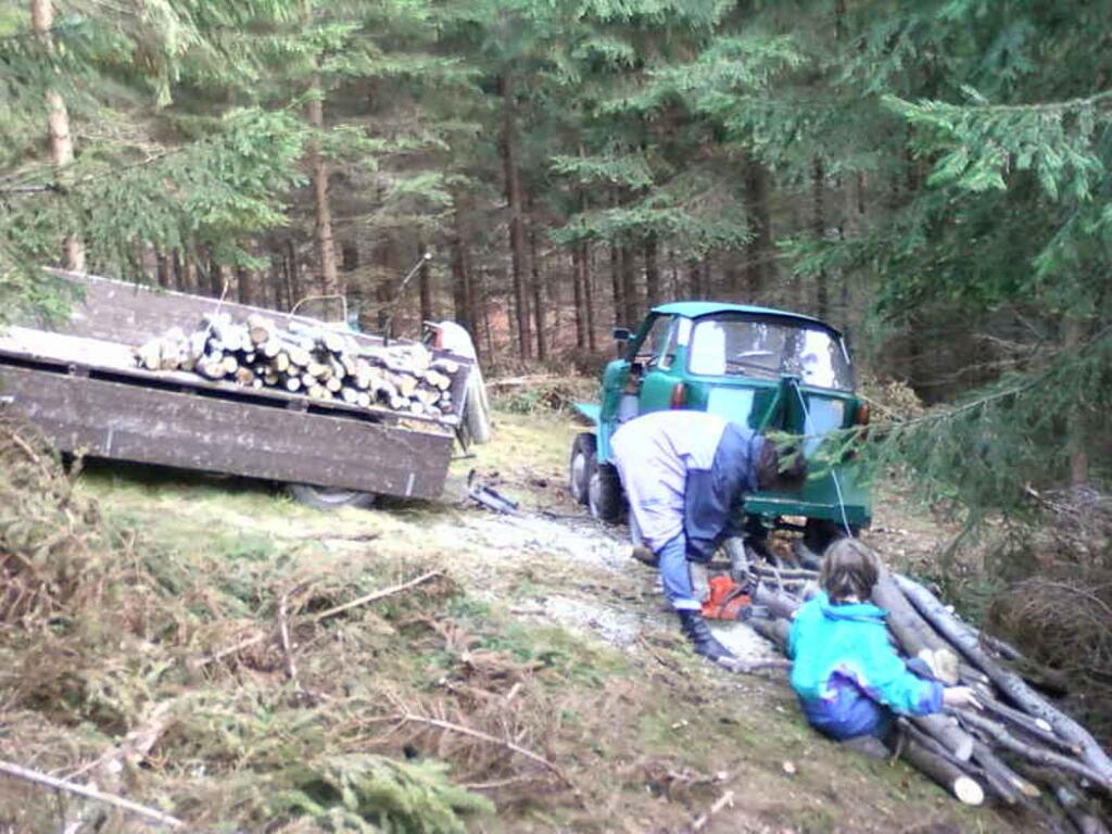 Šestikolka je složena ze tří aut, Trabantu, Škodovky a rumunského automobilu ARO.