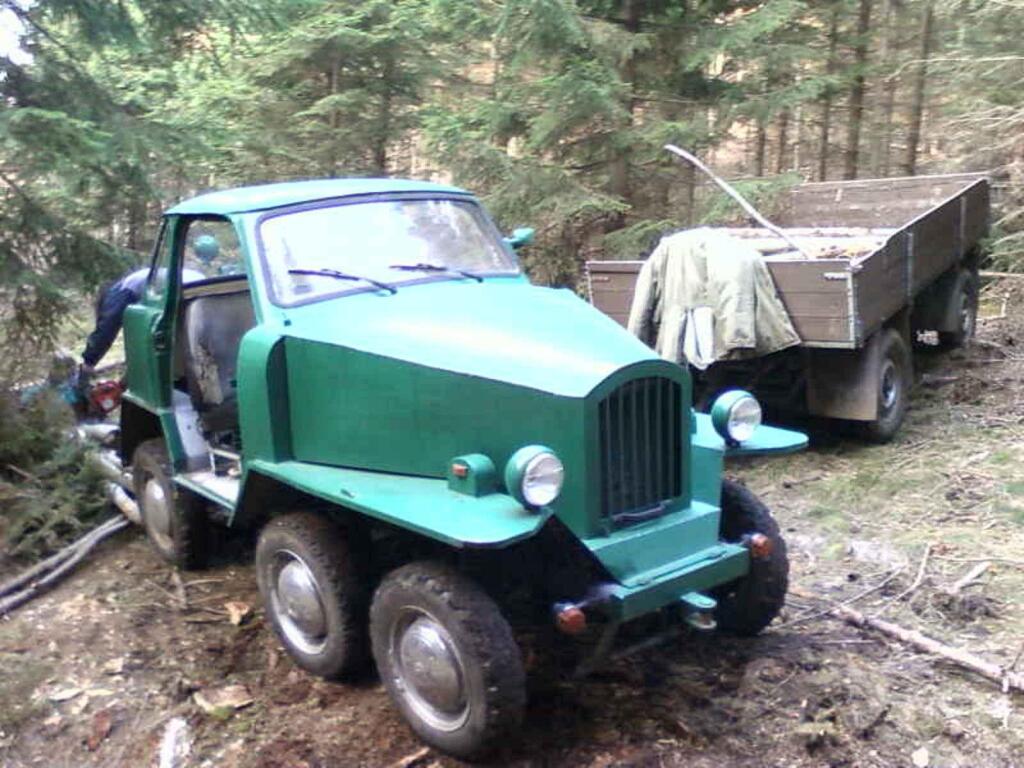 Šestikolka je složena ze tří aut, Trabantu, Škodovky a rumunského automobilu ARO.