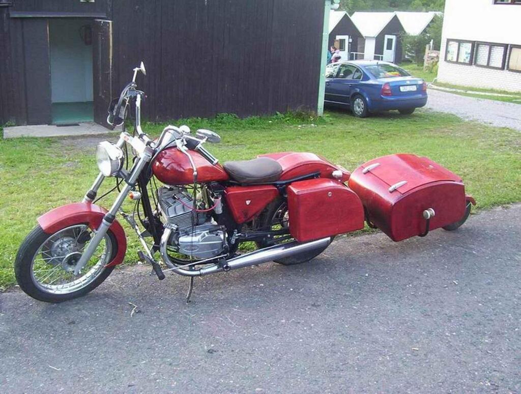 Unikátní je i Jawa 350. Část z ní je ze dřeva