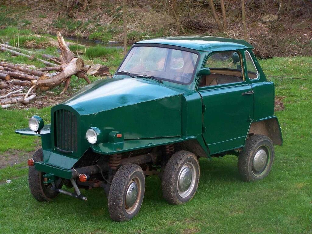 Šestikolka je složena ze tří aut, Trabantu, Škodovky a rumunského automobilu ARO.