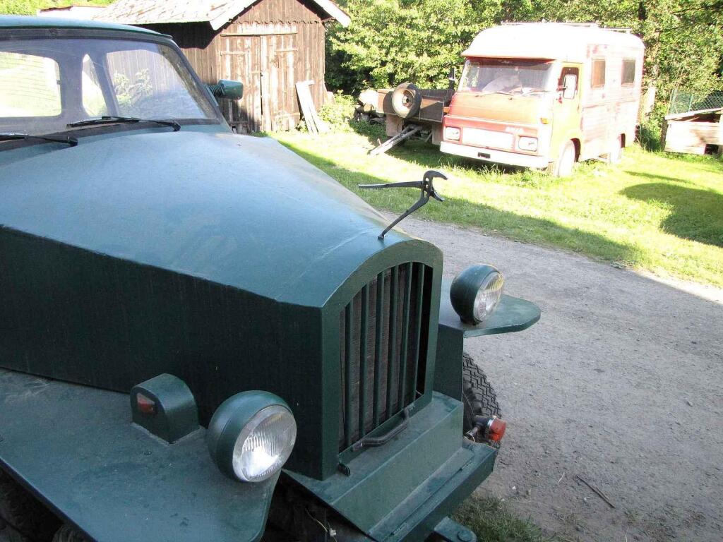 Šestikolka je složena ze tří aut, Trabantu, Škodovky a rumunského automobilu ARO.