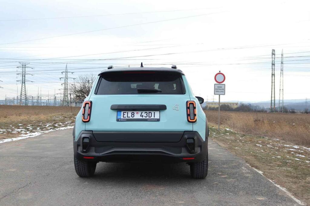 Ve městě je šikovný svými kompaktními rozměry, o to víc překvapí stabilitou a klidem na dálnici.