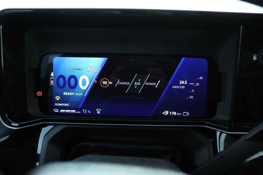 Na přístrojové desce si zvolíte z několika módů zbrazení.