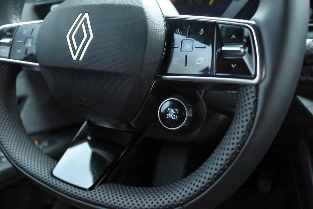 Tlačítkem MultiSense volíte jízdní režimy.