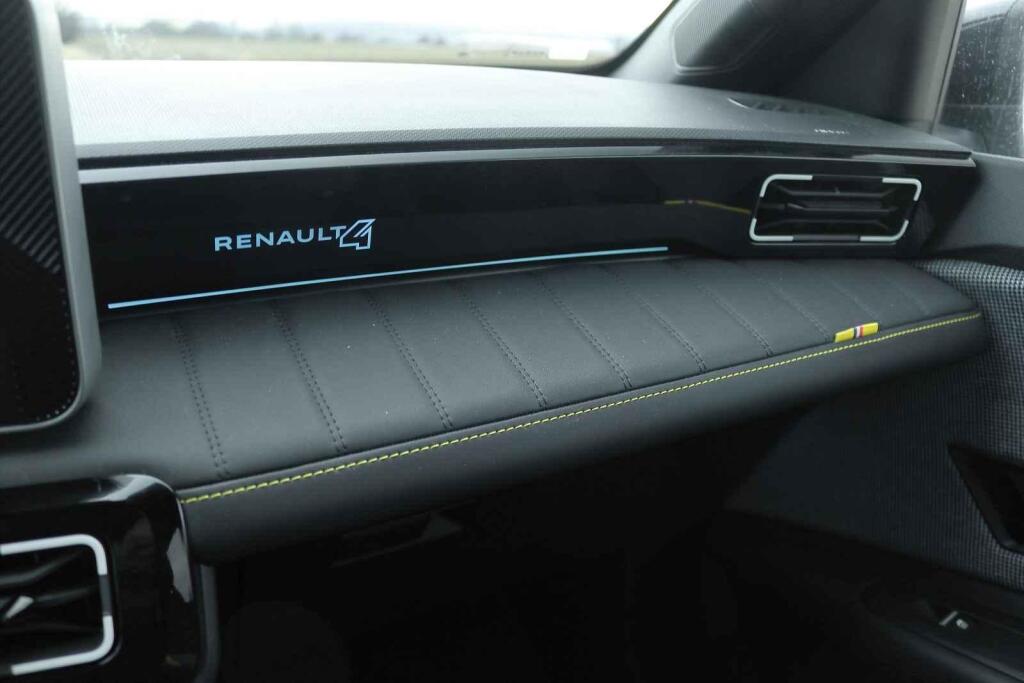 Interiér se skládá z běžných materiálů, jimž však designéři vtiskli osobitý design.