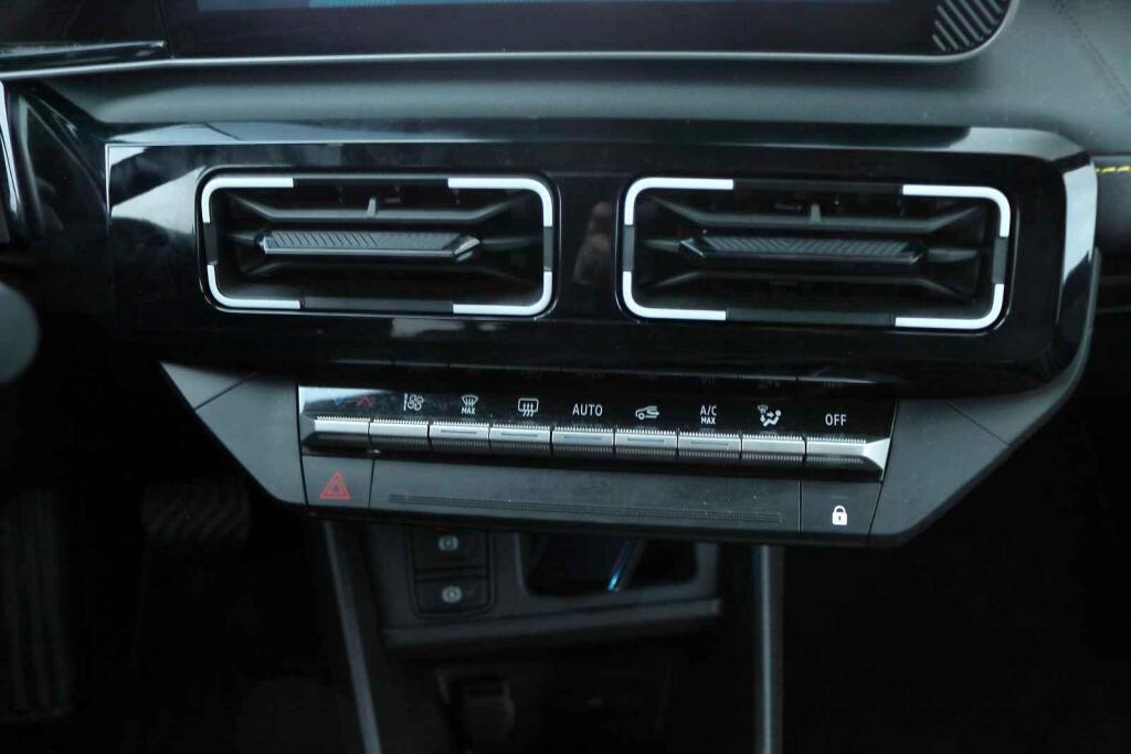 Lišta tlačítek usnadní rychlé ovládání hlavních funkcí klimatizace.