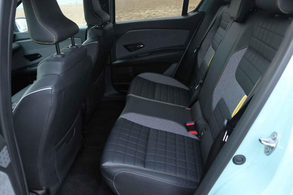 Na zadní sedačky se vejdou i průměrně rostlí dospělí.