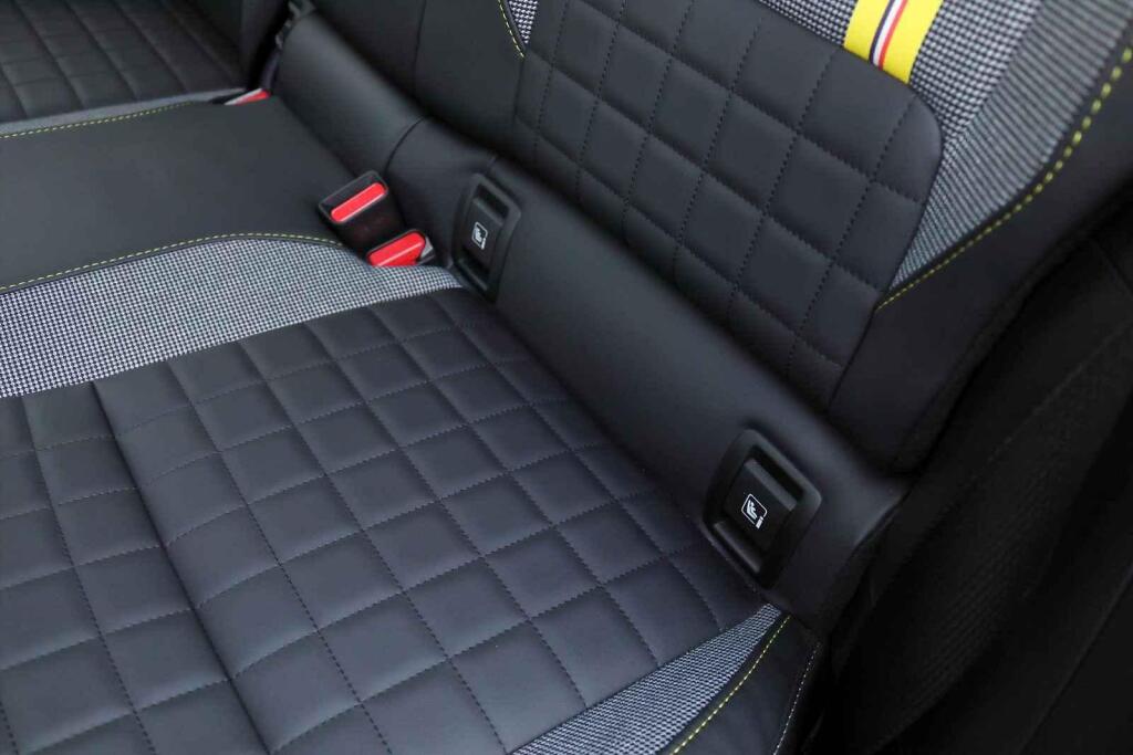 Nechybějí dobře přístupné úchyty Isofix.