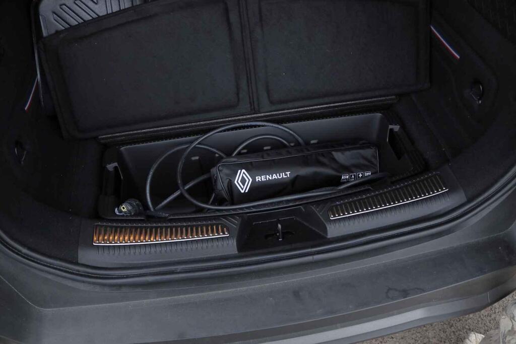 Kufr nabízí kromě hezkých 420 litrů objemu i praktickou vyjímatelnou vaničku.