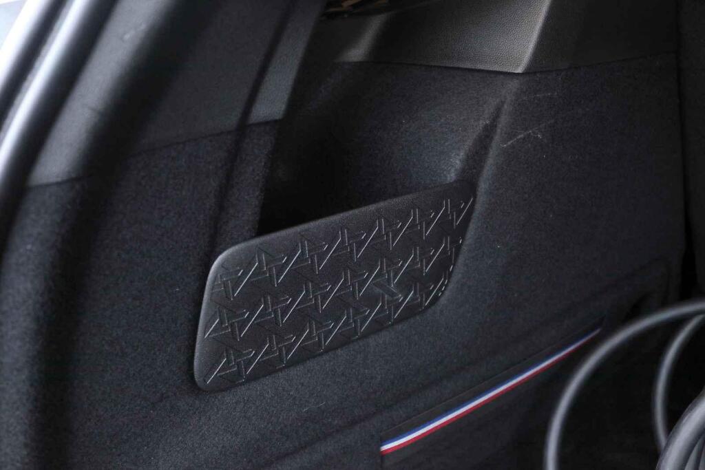 Menší předměty lze uložit do postranních přihrádek.