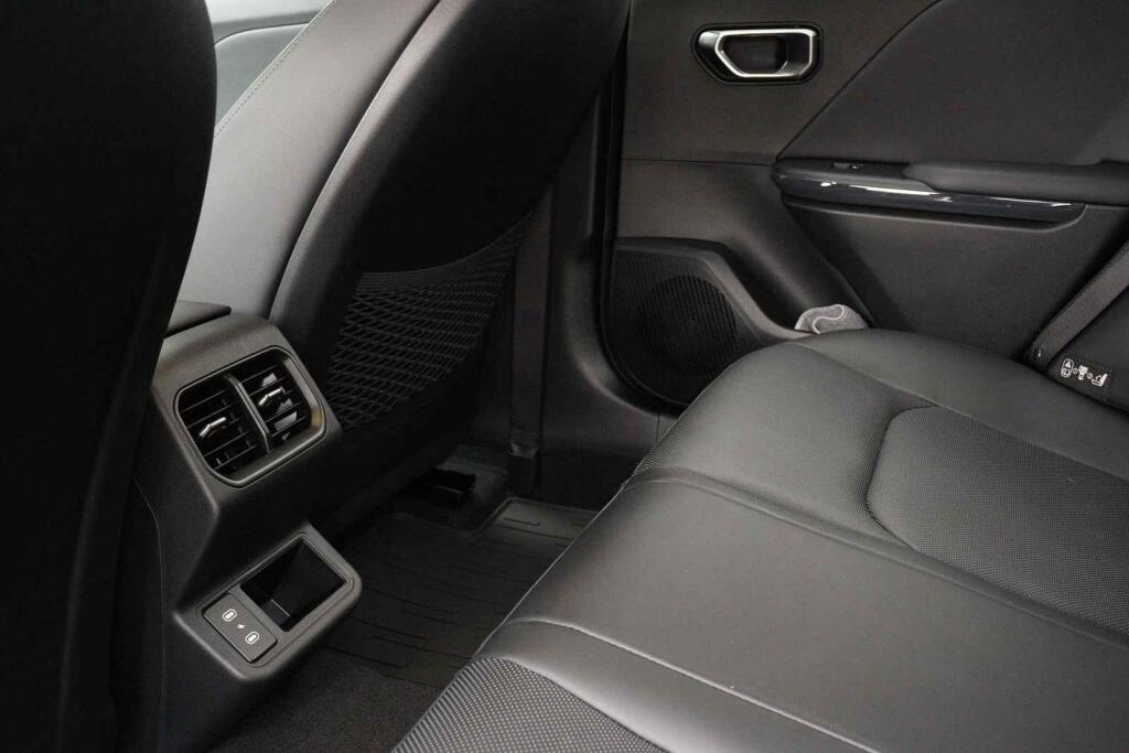 Výduchy klimatizace vzadu.