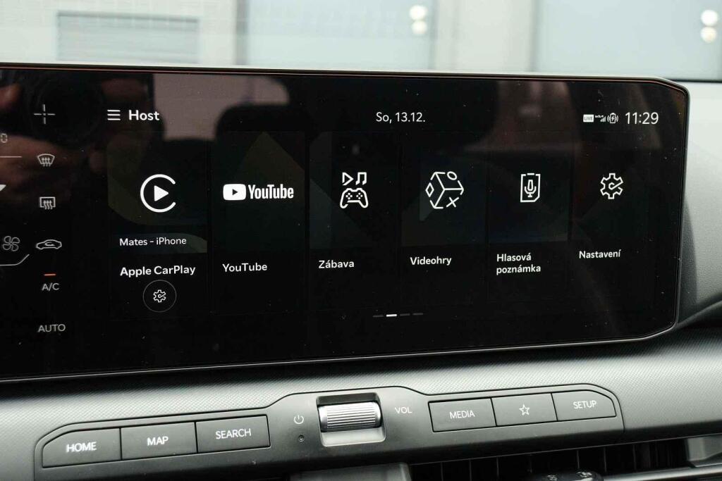 Ovládání funkcí na displeji.