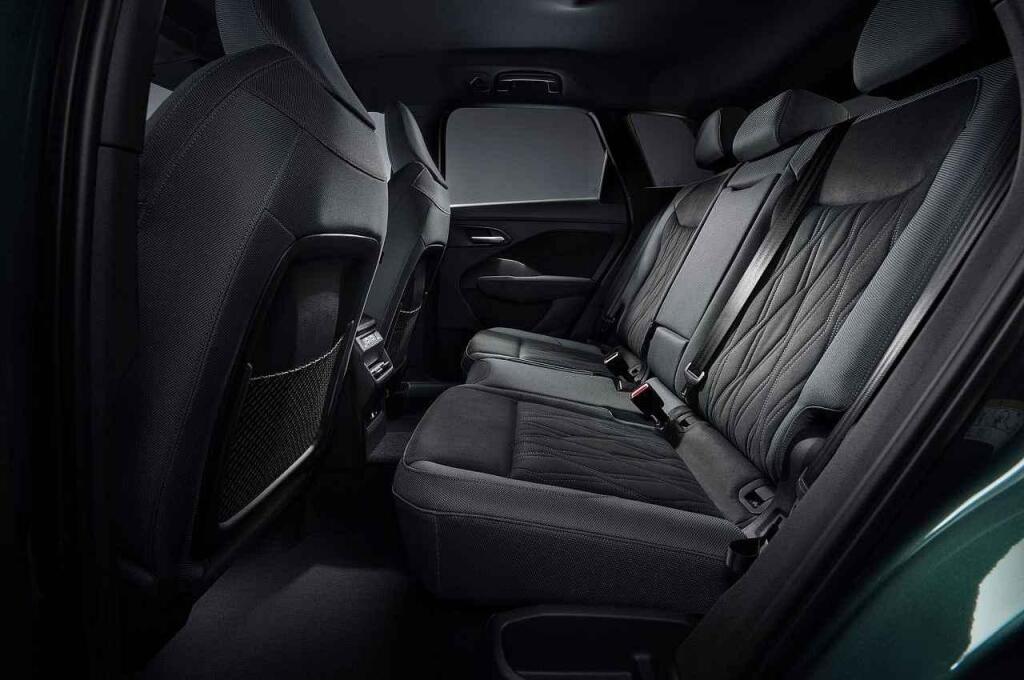 Vzadu je slušný prostor pro nohy.