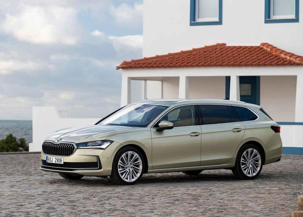 Škoda Superb Combi - od 975 000 Kč.