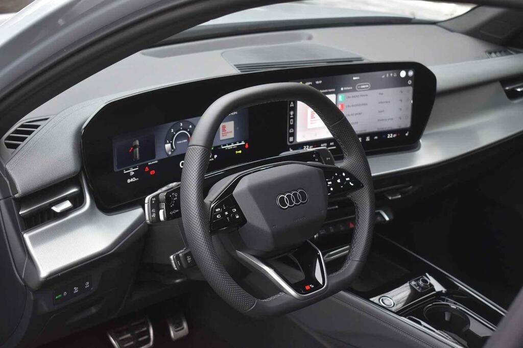 Interiér je orientován na řidiče.