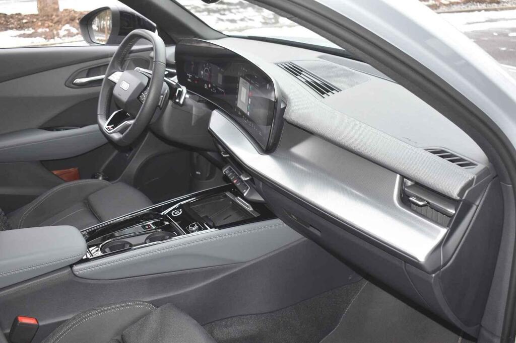 Palubní deska působí uhlazeným dojmem.