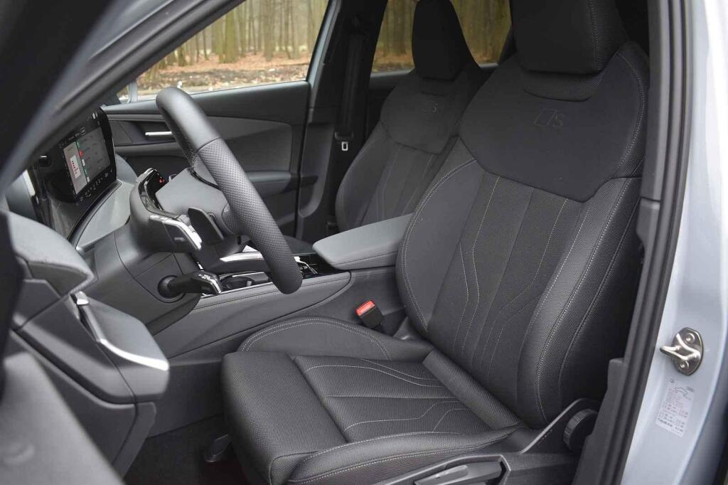 Přední sedačky jsou mohutné.