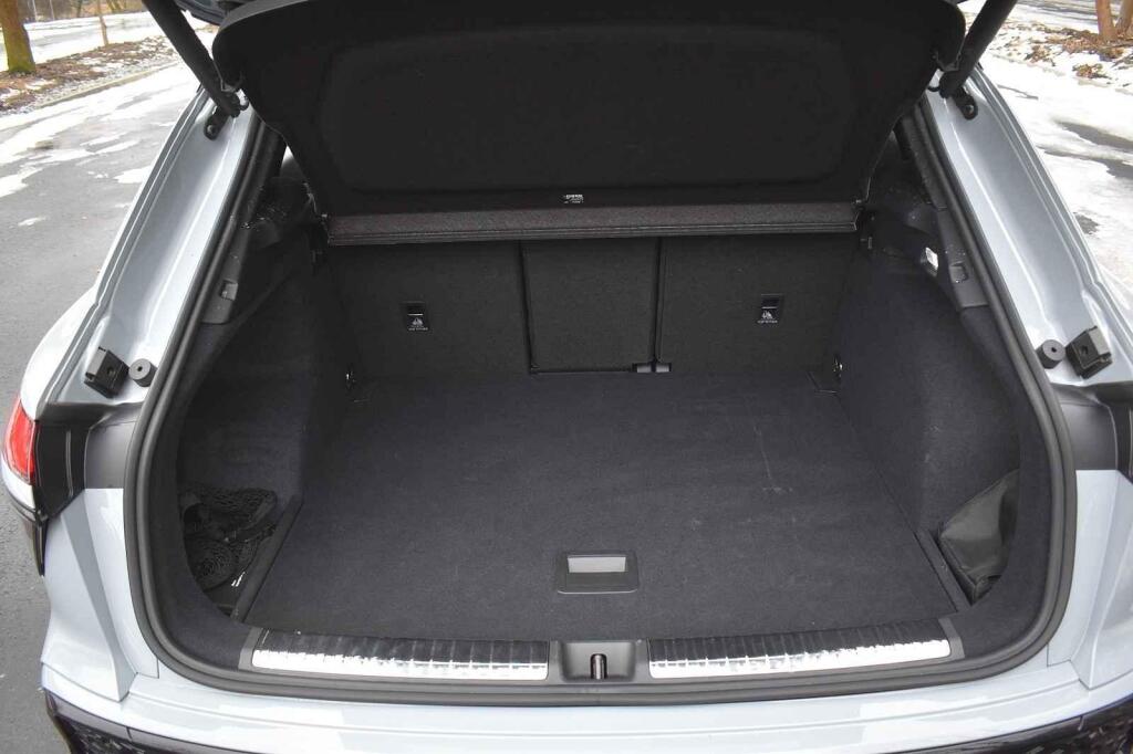 Objem kufr je i v základním uspořádání slušný.
