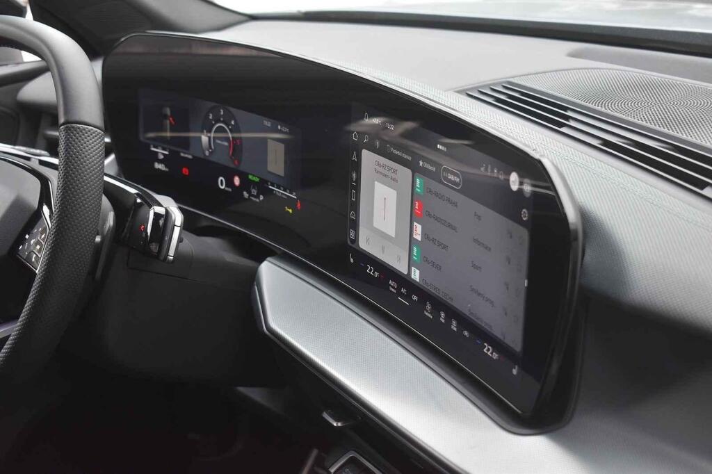 Detailní pohled na propojené displeje.