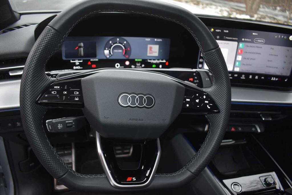 Volant má dotyková tlačítka.