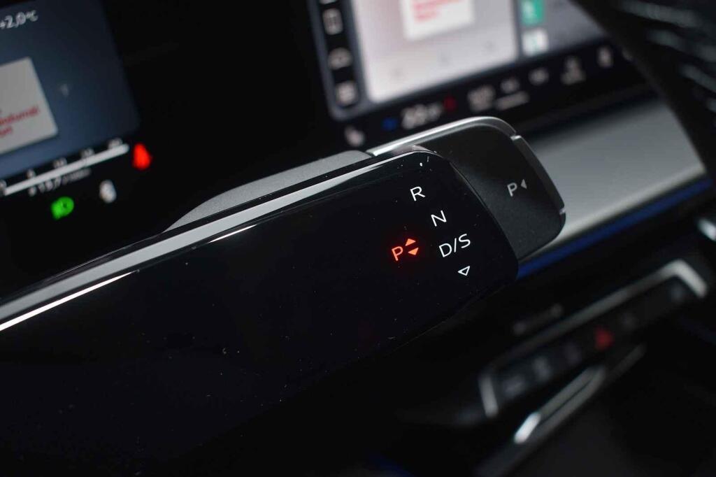 Speciální volič převodovky na volantu.