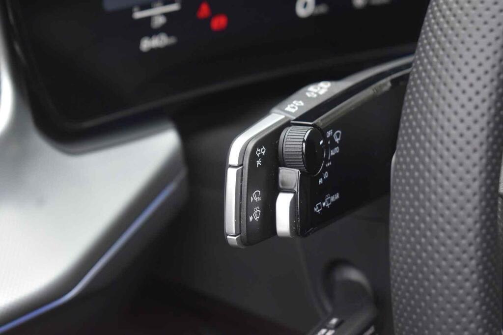 Na druhé straně lišty je ovladač stěračů a blinkrů.