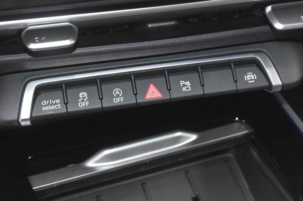 Ještě níže je pár fyzických tlačítek.