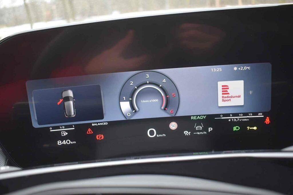 Zobrazovací pás digitálního přístrojového štítu je dost úzký.