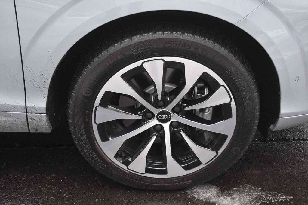 Auto jezdilo na devatenáctipalcových kolech.