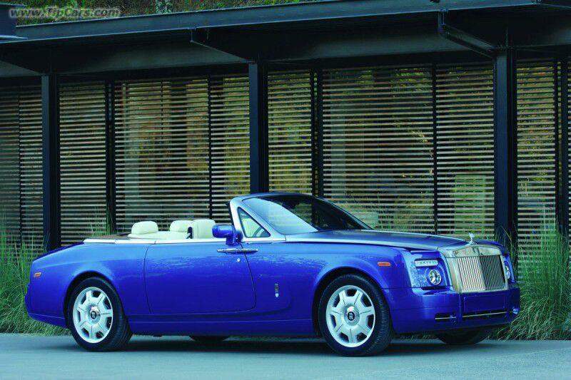 Nový kabriolet značky Rolls-Royce nazvaný Phantom Drophead Coupé jezdí na podvozku limuzíny Phantom zkráceném o 25 centimetrů.