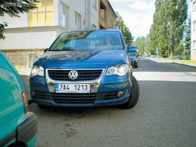 Inteligentní parkovací asistent je určen zatím jen pro minivan VW Touran. Lze však předpokládat, že jej jako příplatkovou výbavu nabídne Volkswagen v blízké budoucnosti i pro další modely.