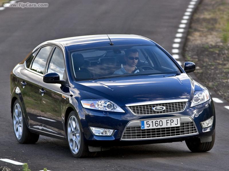 Nové mondeo se nestartuje klíčkem, ale stiskem tlačítka. Auto varuje před překážkou a má řadu dalších vymožeností pro pohodlí řidiče.