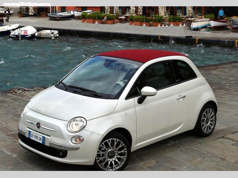 Design Fiatu 500C dává vzpomenout na svého plechového předchůdce.
