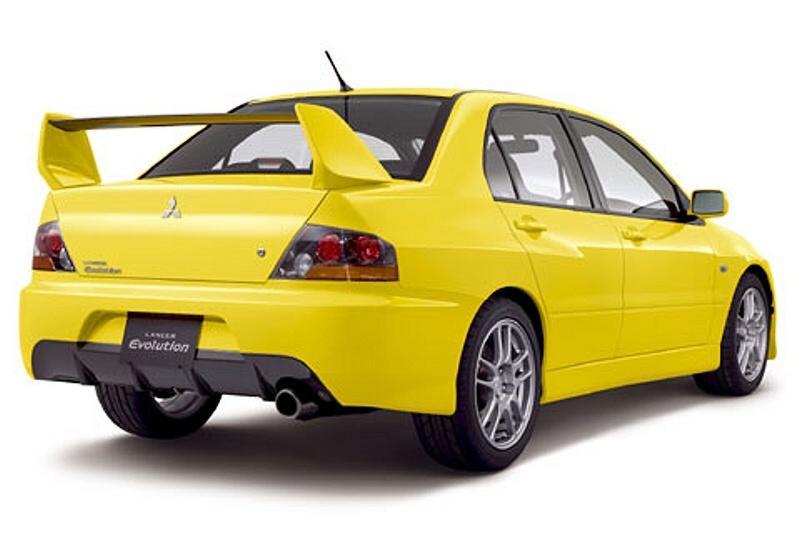 Sluší mu i kanárkově žlutá, ale proti Impreze WRX Sti to má i tak dost těžké.