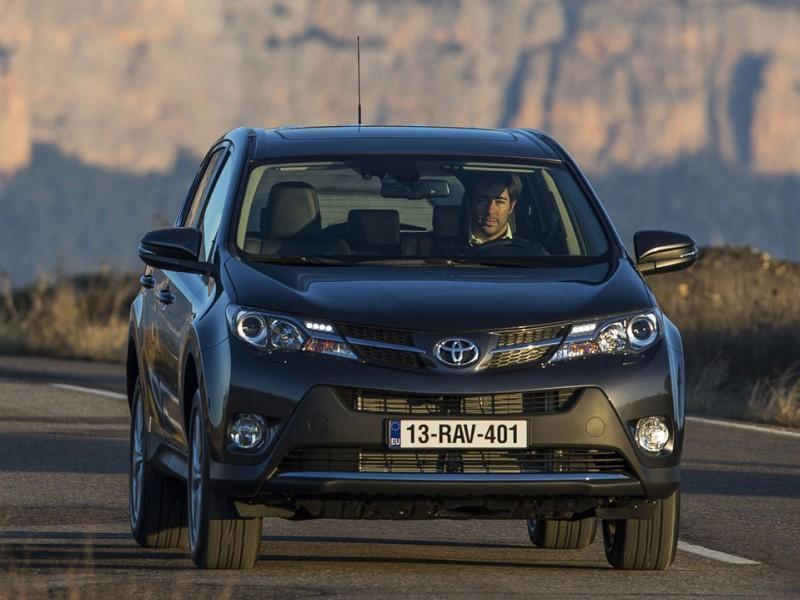 Toyota RAV4 vypadá velmi dobře. Jemné linie doplnily LED pro denní svícení, základní tvary kompaktního SUV ale zůstávají.