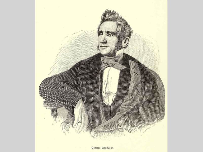 Charles Goodyear objevil vulkanizaci kaučuku, díky které vznikla guma využívaná i na výrobu pneumatik.