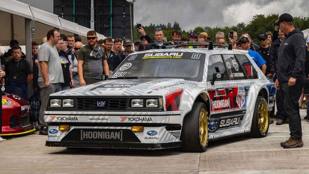 Nejnovější Gymkhana má v hlavní roli prototyp jménem Huckster, který připomíná Subaru GL. Tento speciál krotí Travis Pastrana.