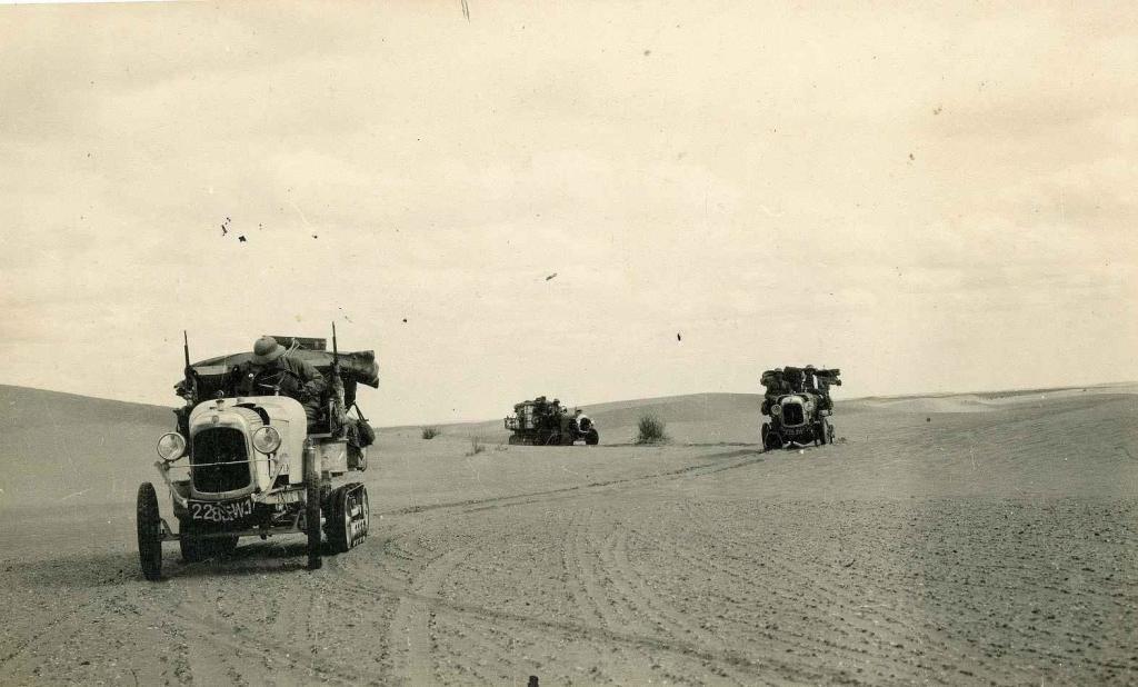 Saharu v roce 1922 projely polopásová vozidla založená na sedanu Citroën typu B2 10CV.