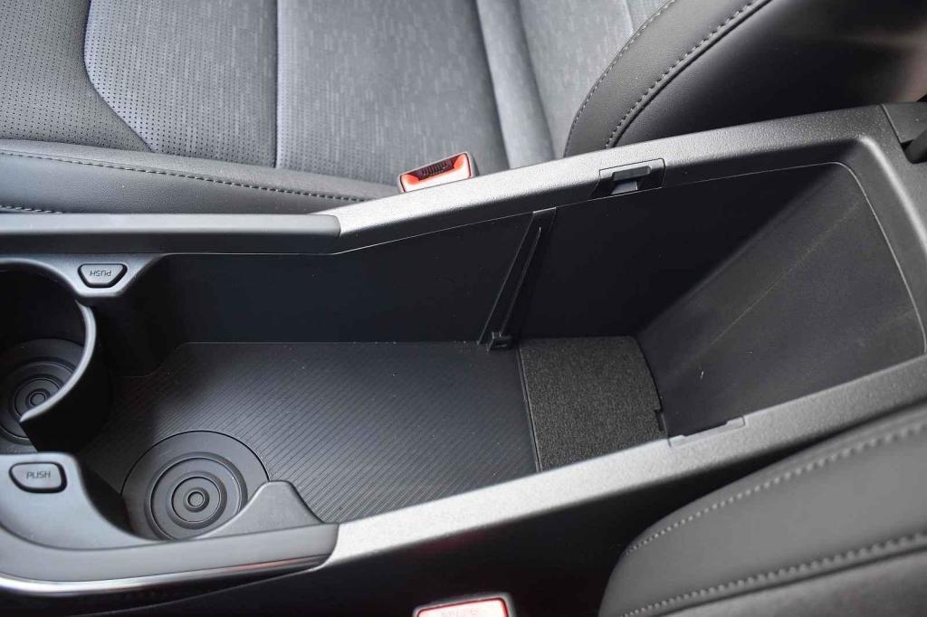 Středový box lze rozdělit nebo využít k odložení kabelky