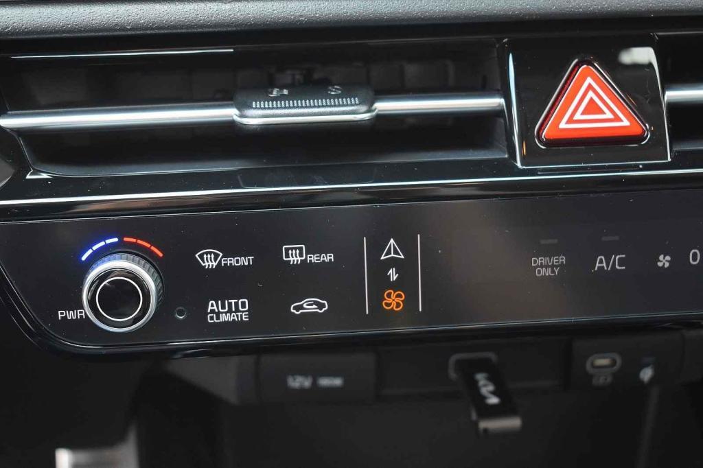 Stejně jako třeba v elektromobilu EV6 hraje tento panel dvě role