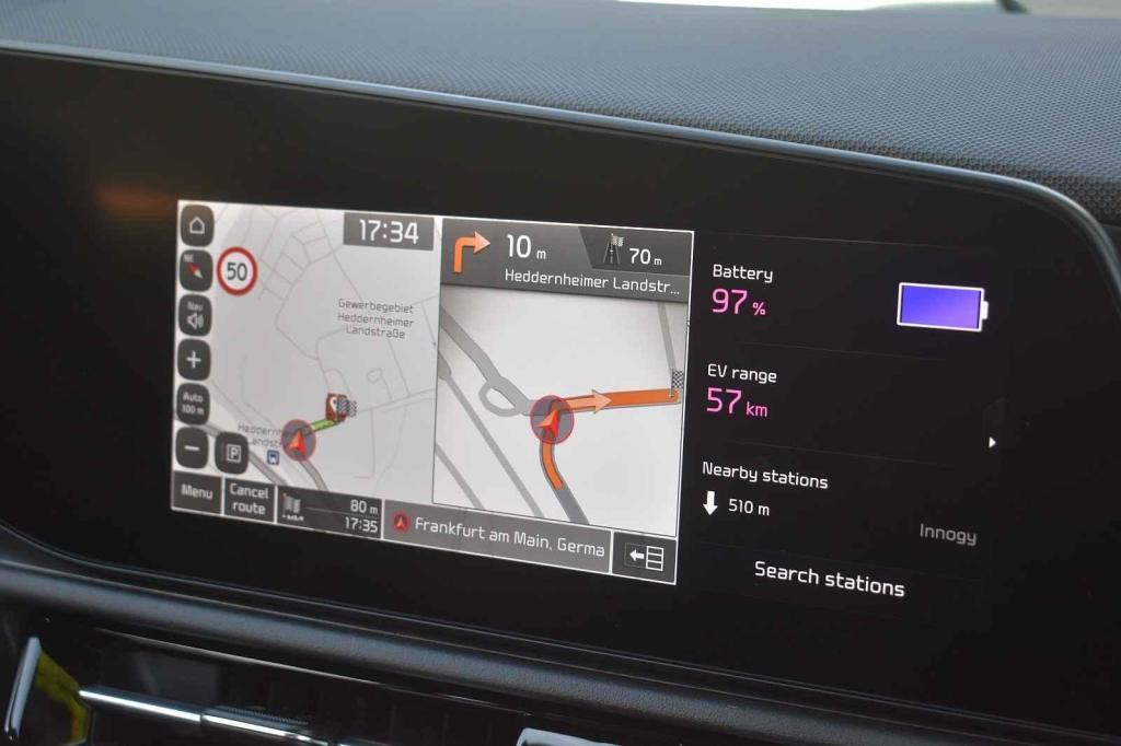 Plug-in hybrid zvládne na jedno nabití přes padesát kilometrů bez potřeby spouštění spalovacího motoru